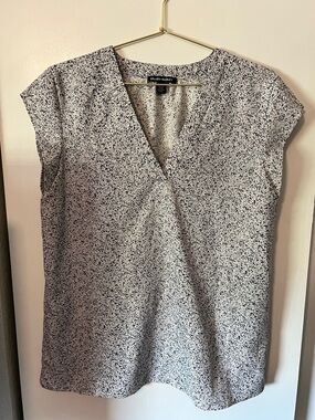 Hilary Radley White and Black Speckle V-Neck Cap Sleeve Top